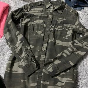 Express button down camo long sleeve top